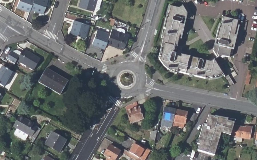 Vue aérienne du Rond-point anonyme n°48956923