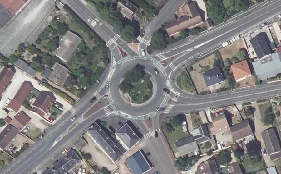 Vue aérienne du Rond-point anonyme n°48959847