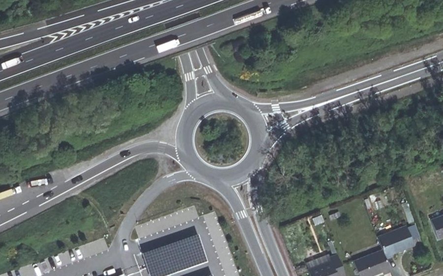 Vue aérienne du Rond-point anonyme n°48970769
