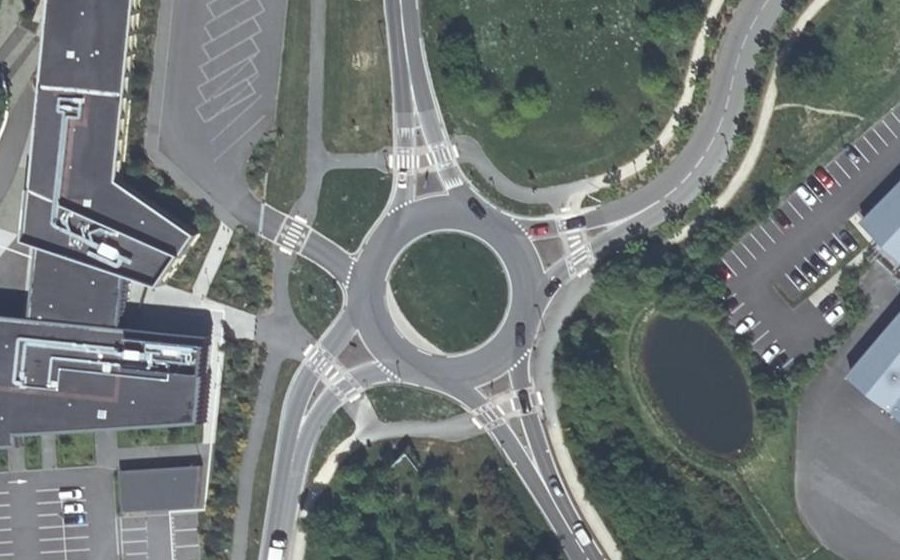 Vue aérienne du Rond-point anonyme n°48970810