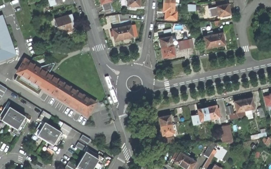 Vue aérienne du Rond-point anonyme n°48978678