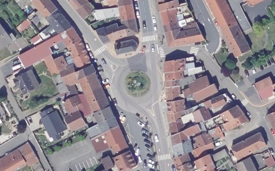 Vue aérienne du Rond-point anonyme n°489802877