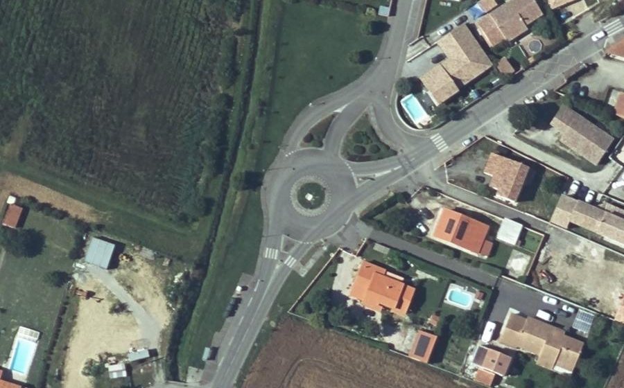 Vue aérienne du Rond-point anonyme n°48987480
