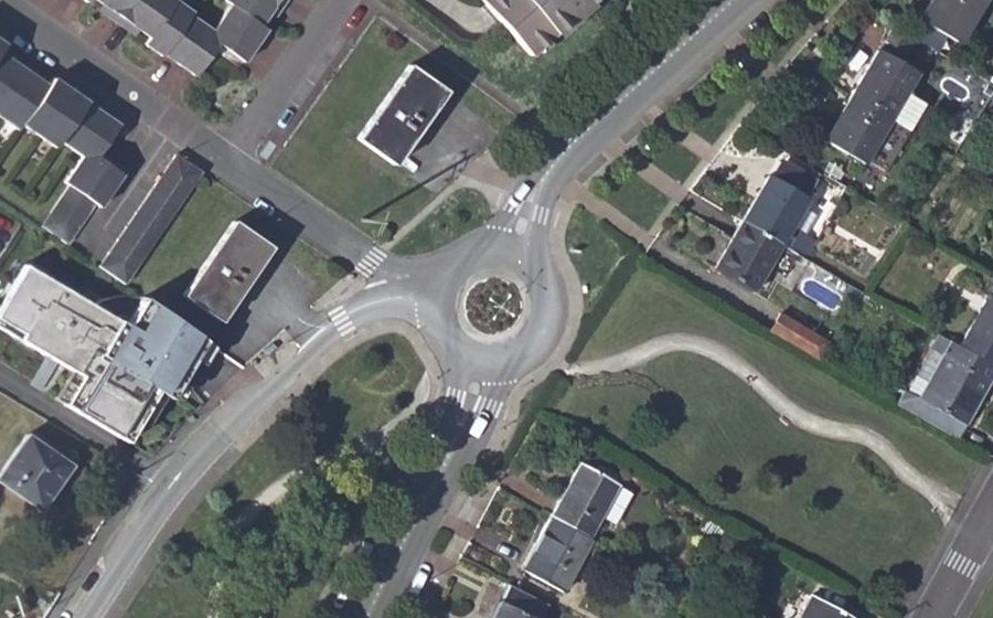 Vue aérienne du Rond-point anonyme n°48990244