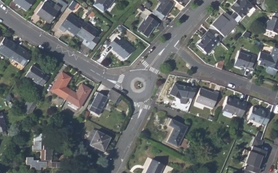 Vue aérienne du Rond-point anonyme n°48990758