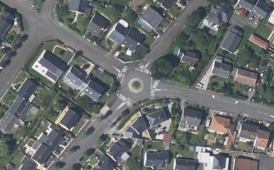 Vue aérienne du Rond-point anonyme n°48991253