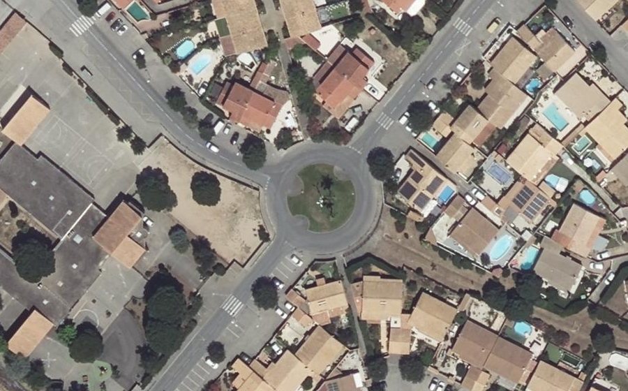 Vue aérienne du Rond-point anonyme n°48998975