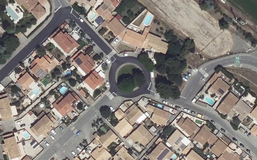 Vue aérienne du Rond-point anonyme n°48999348