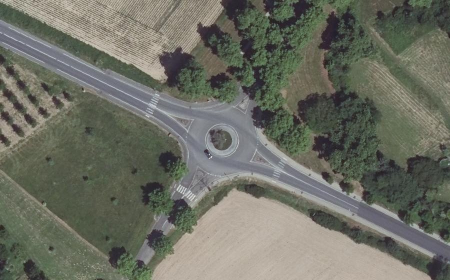 Vue aérienne du Rond-point anonyme n°49000547