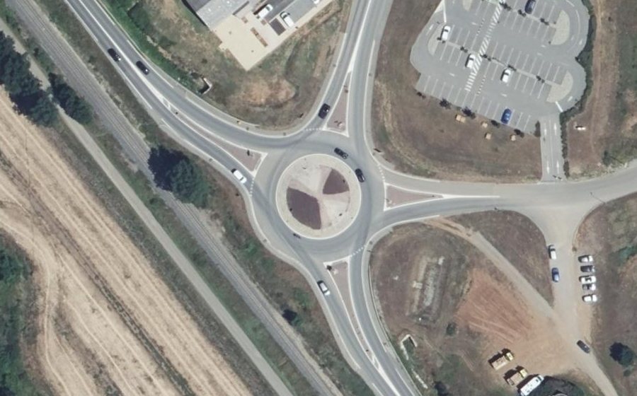 Vue aérienne du Rond-point anonyme n°490118525