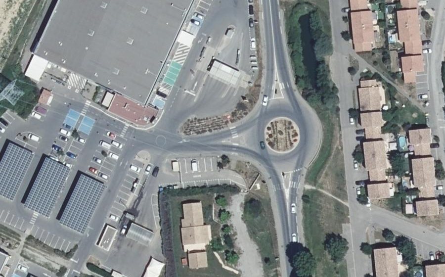 Vue aérienne du Rond-point anonyme n°490160818