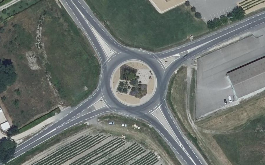 Vue aérienne du Rond-point anonyme n°490164431