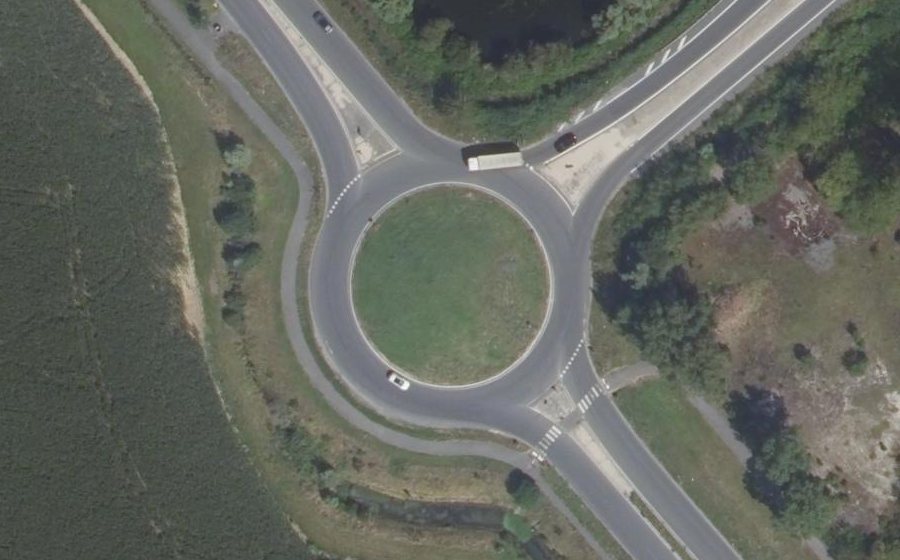 Vue aérienne du Rond-point anonyme n°490167240