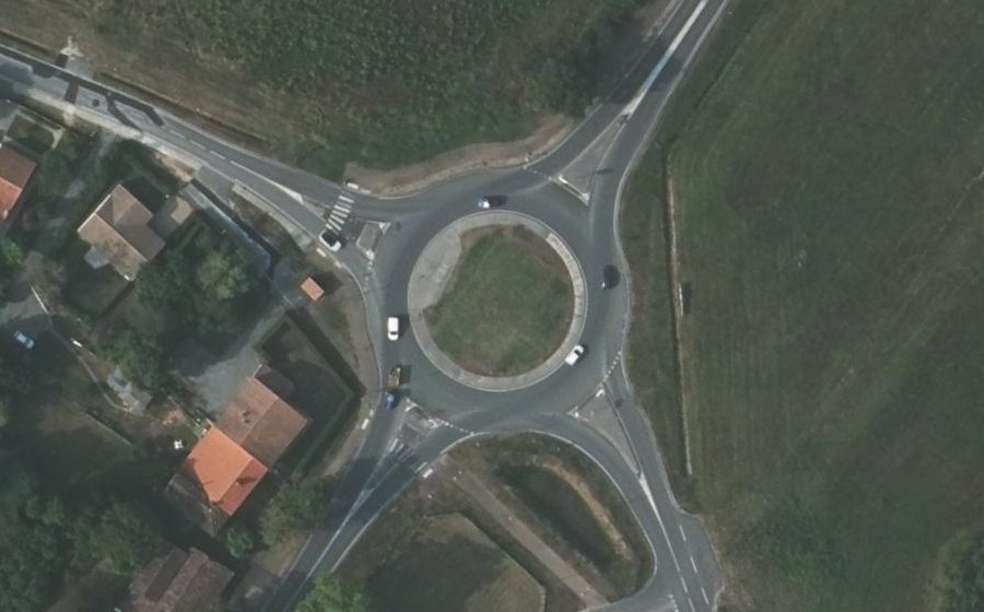 Vue aérienne du Rond-point anonyme n°490286022