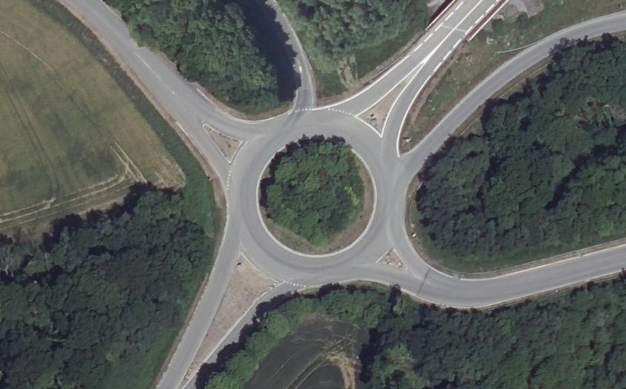 Vue aérienne du Rond-point anonyme n°49031853
