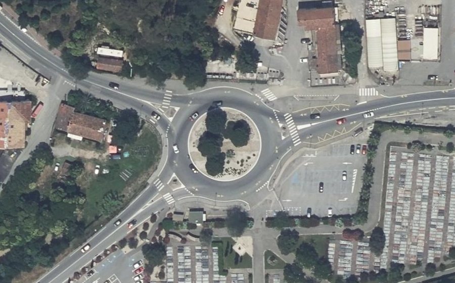 Vue aérienne du Rond-point anonyme n°49032061
