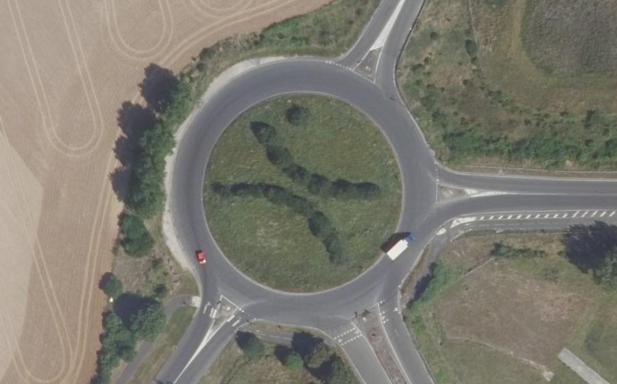 Vue aérienne du Rond-point anonyme n°490380084