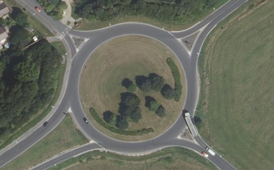 Vue aérienne du Rond-point anonyme n°490380092