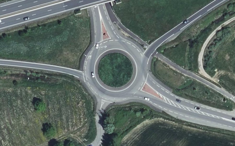 Vue aérienne du Rond-point anonyme n°49039455