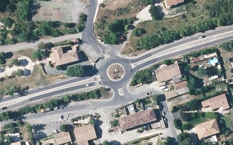 Vue aérienne du Rond-point anonyme n°49042167