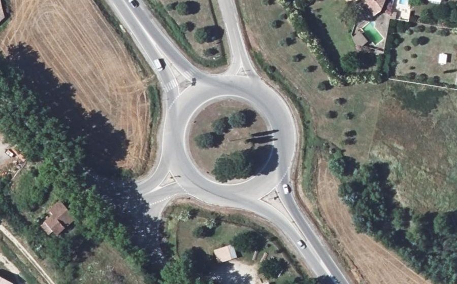 Vue aérienne du Rond-point anonyme n°49048968