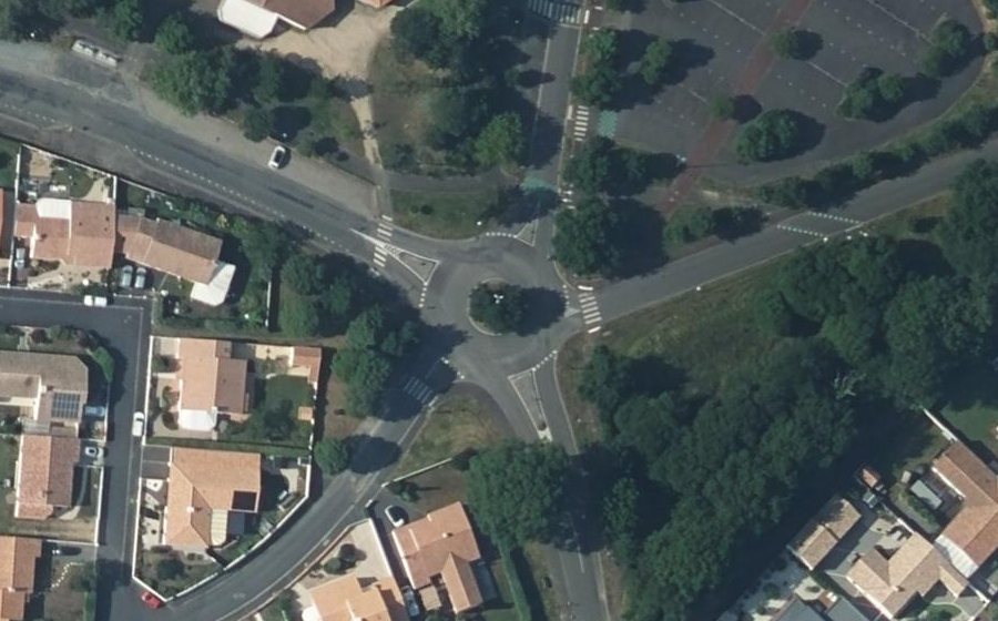 Vue aérienne du Rond-point anonyme n°490525508