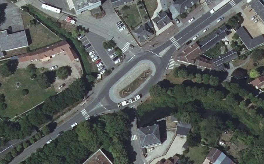 Vue aérienne du Rond-point anonyme n°49060548