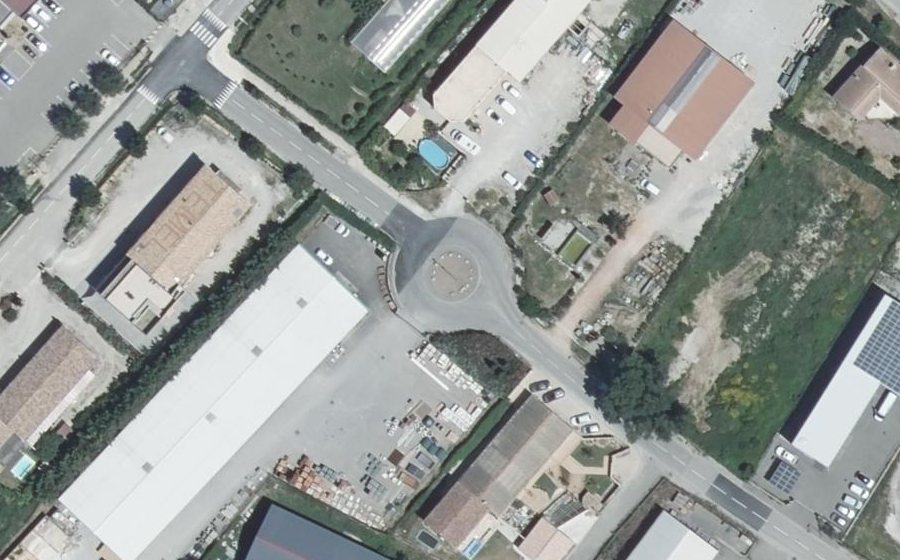 Vue aérienne du Rond-point anonyme n°490654366