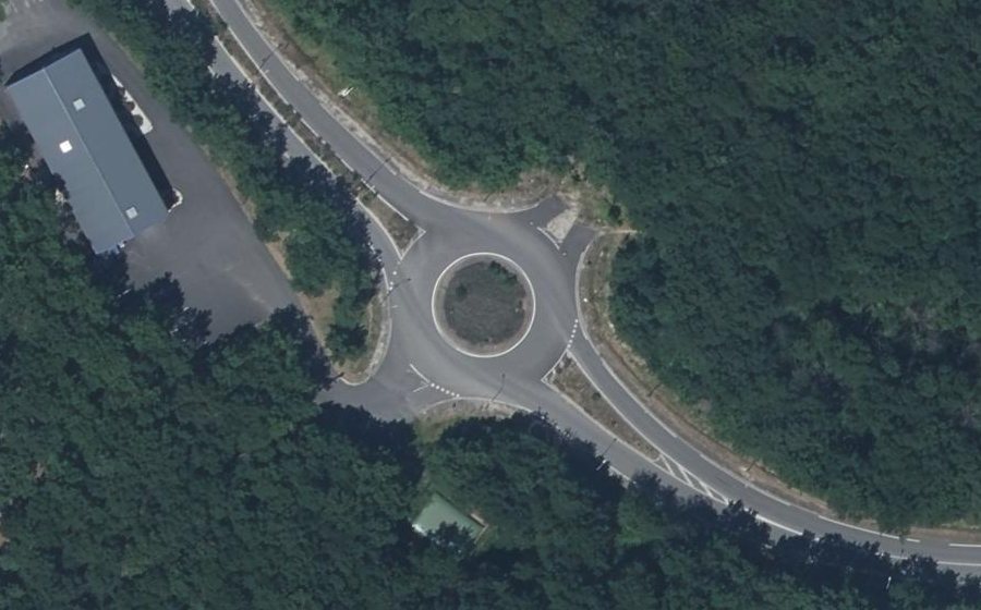 Vue aérienne du Rond-point anonyme n°49066008