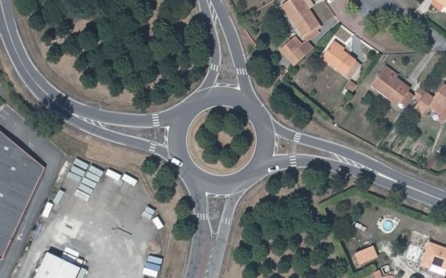 Vue aérienne du Rond-point anonyme n°49066009