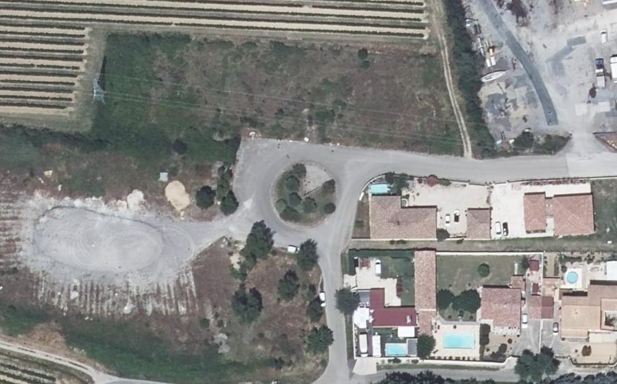 Vue aérienne du Rond-point anonyme n°49068259