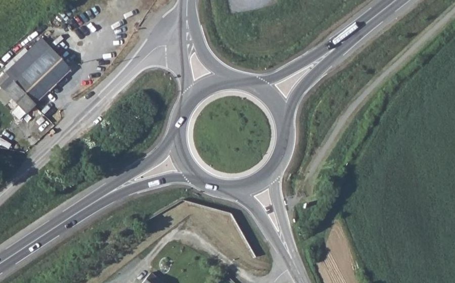 Vue aérienne du Rond-point anonyme n°490872700
