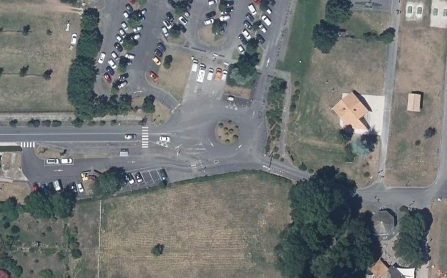 Vue aérienne du Rond-point anonyme n°491172251