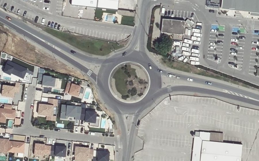 Vue aérienne du Rond-point anonyme n°49138423