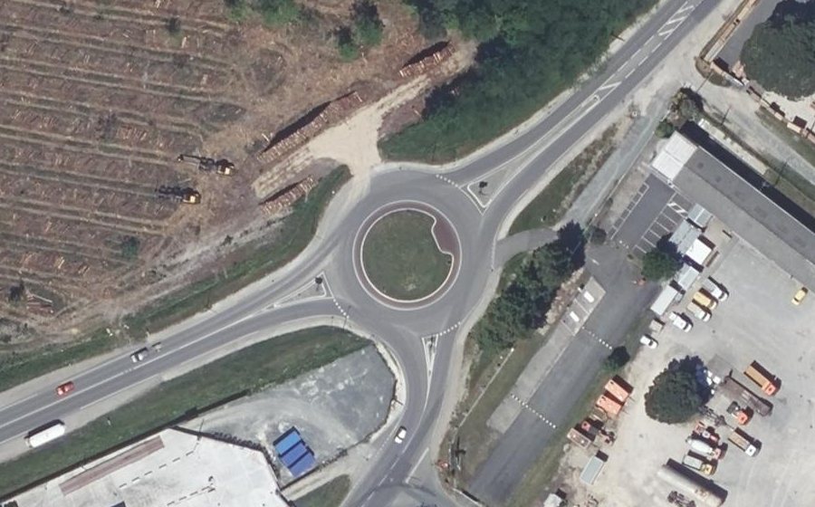 Vue aérienne du Rond-point anonyme n°491439694