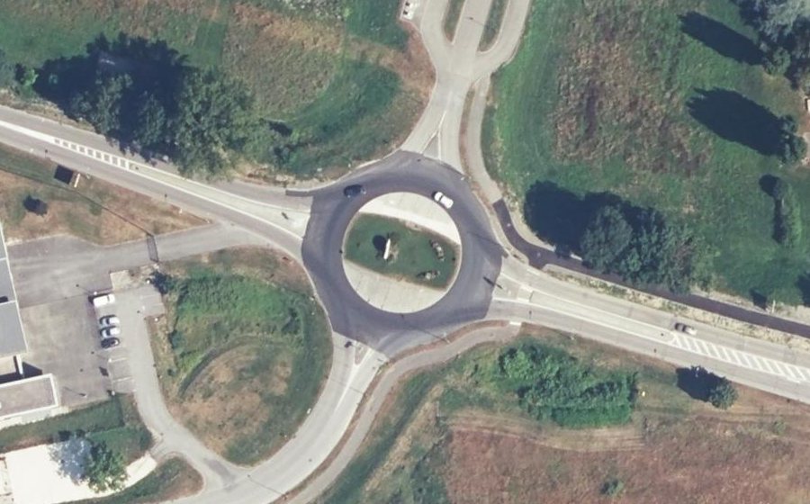 Vue aérienne du Rond-point anonyme n°49152431