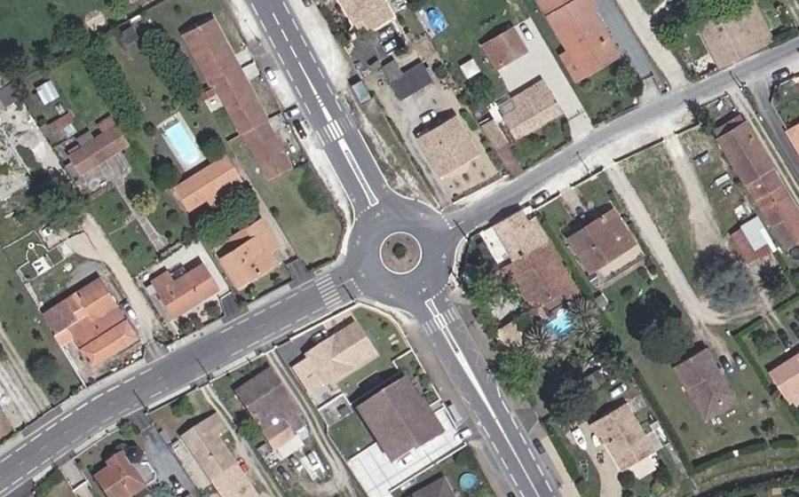 Vue aérienne du Rond-point anonyme n°49155545