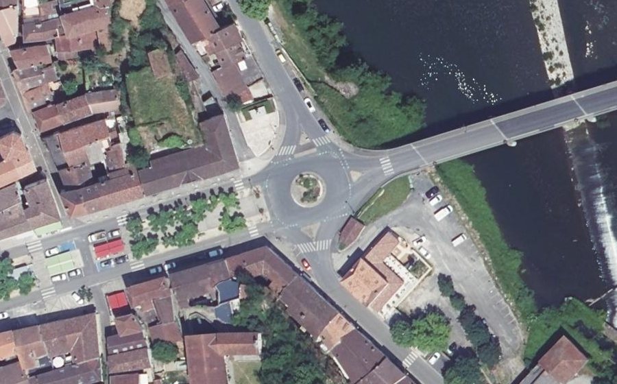 Vue aérienne du Rond-point anonyme n°49162157