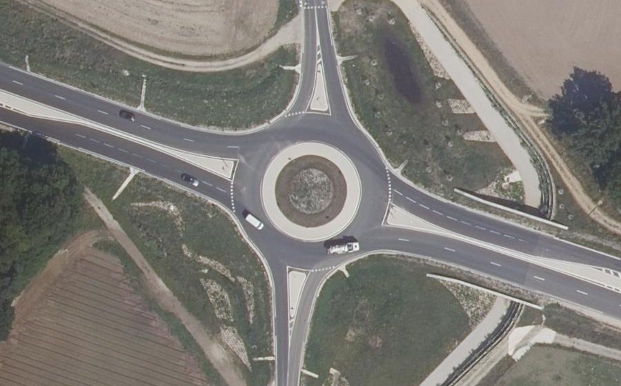 Vue aérienne du Rond-point anonyme n°49169738