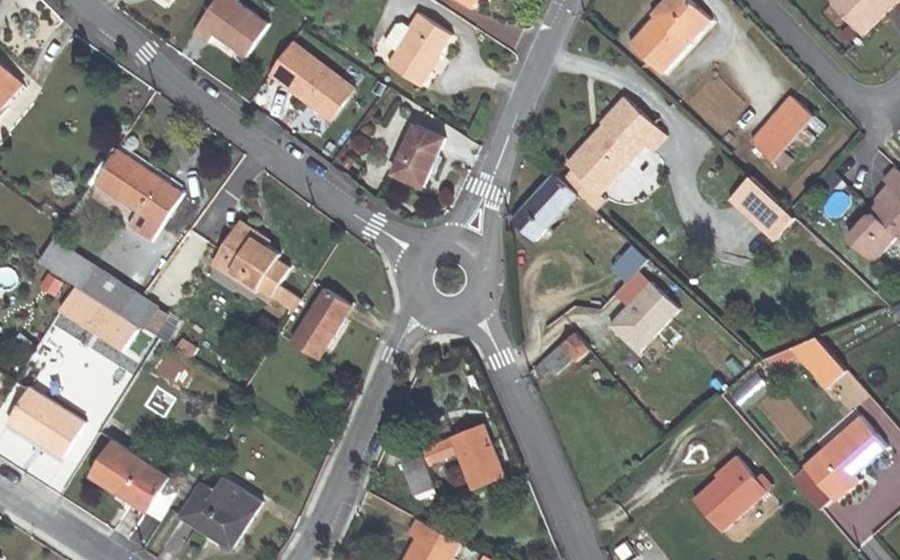 Vue aérienne du Rond-point anonyme n°49171277