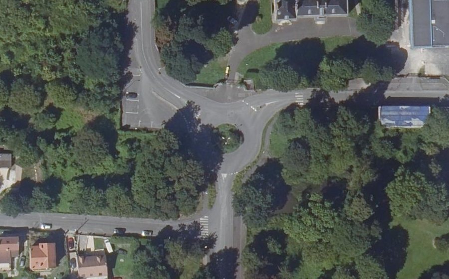 Vue aérienne du Rond-point anonyme n°49178624