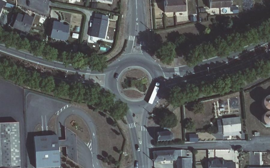 Vue aérienne du Rond-point anonyme n°49178695