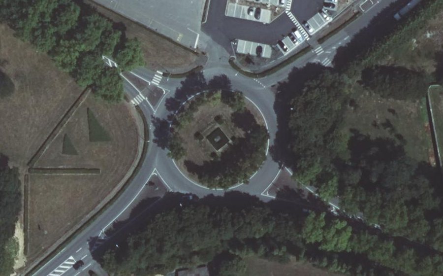 Vue aérienne du Rond-point anonyme n°49178699