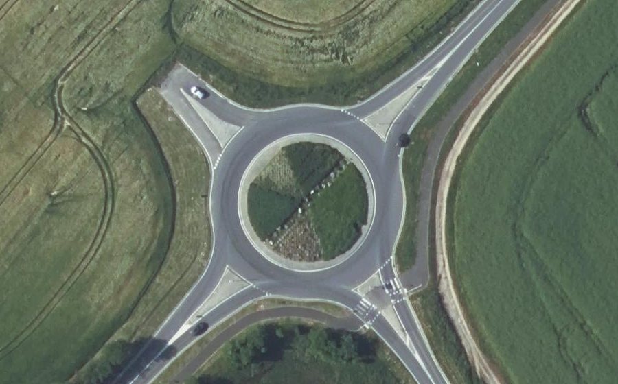 Vue aérienne du Rond-point anonyme n°491826330