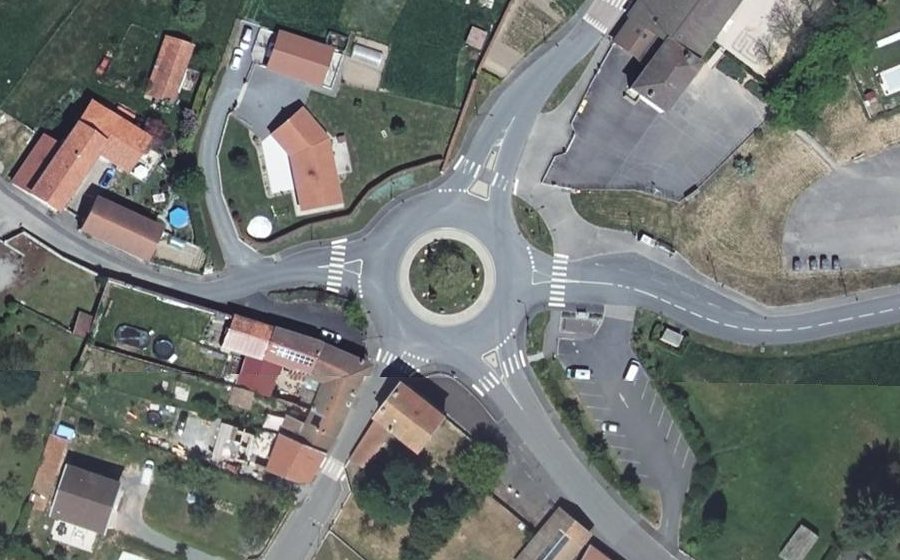 Vue aérienne du Rond-point anonyme n°49190545