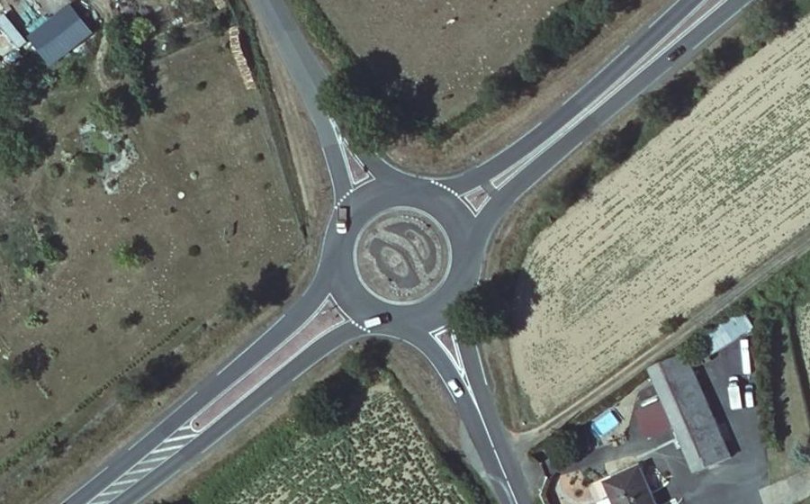 Vue aérienne du Rond-point anonyme n°491970479