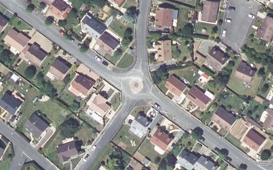 Vue aérienne du Rond-point anonyme n°492122914