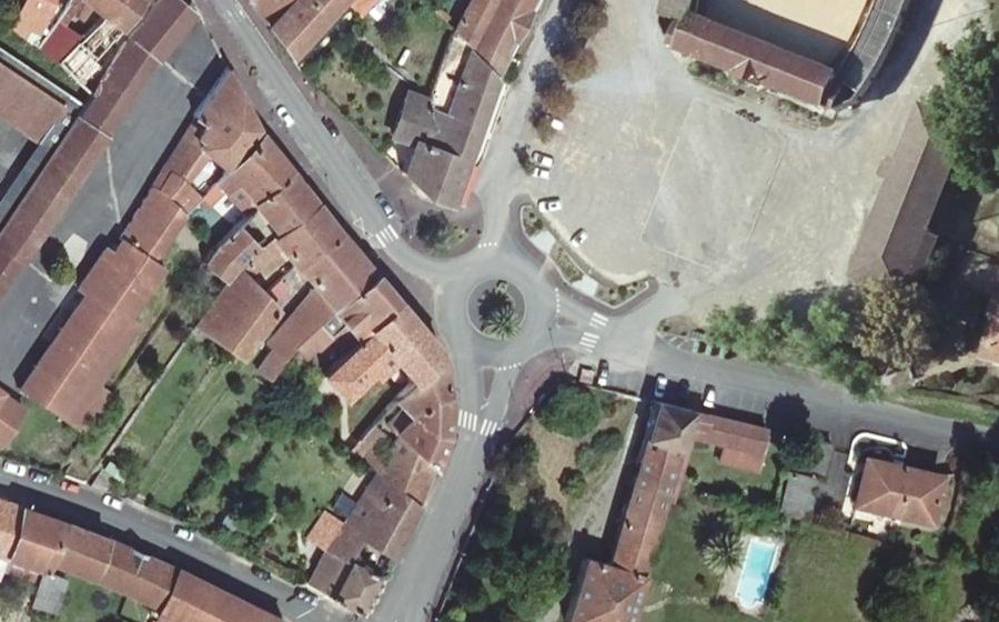 Vue aérienne du Rond-point anonyme n°49213548