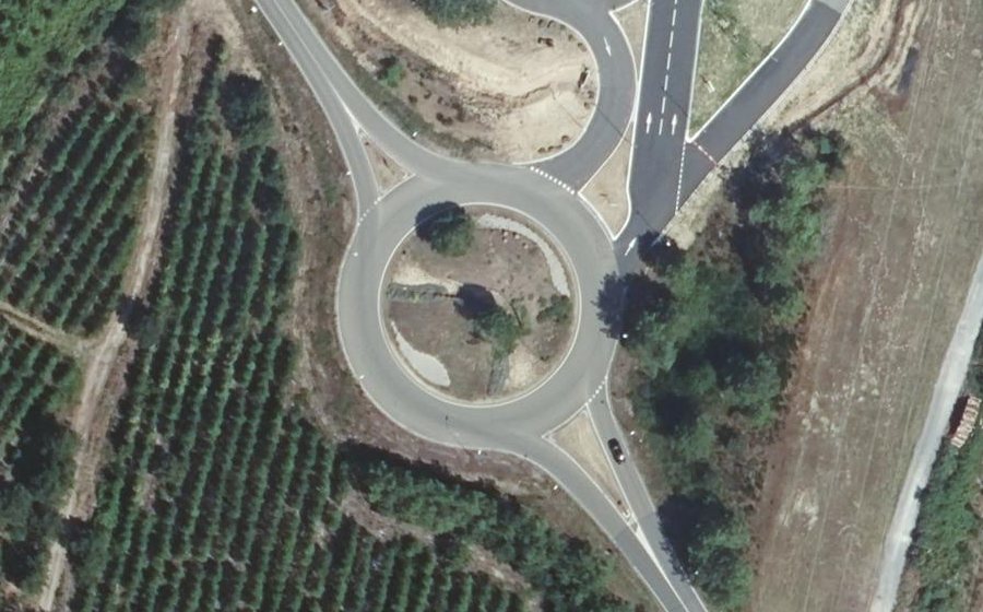 Vue aérienne du Rond-point anonyme n°49213559
