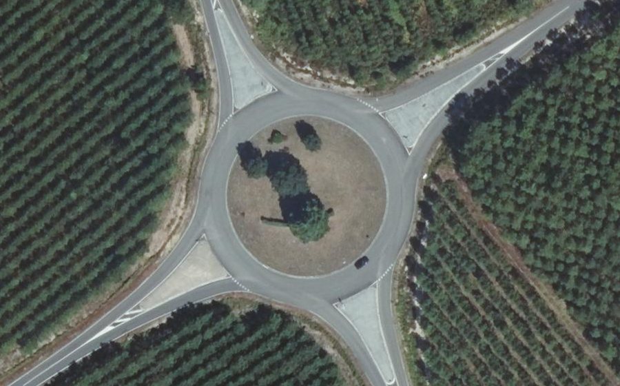 Vue aérienne du Rond-point anonyme n°49213579